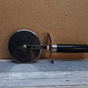 Retired Pamper Chef Pizza Cutter